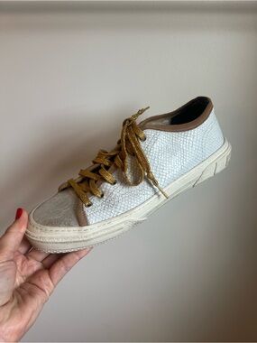 P448 White Textured Low-Top Sneakers with Gold Laces and Brown Trim